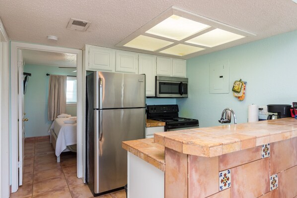 Réfrigérateur, four à micro-ondes, un four, surface de cuisson