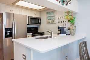 Refrigerador, microondas, horno y parrilla de estufa