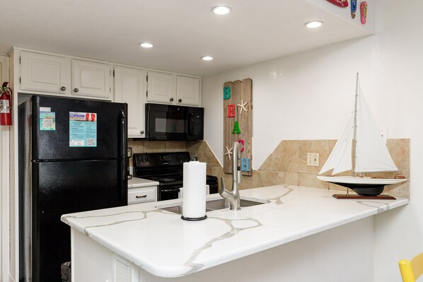 Réfrigérateur, four à micro-ondes, un four, surface de cuisson