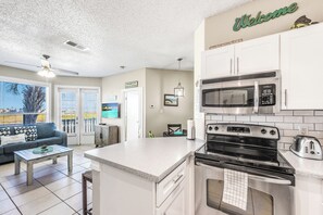 Jääkaappi, mikroaaltouuni, uuni, liesi