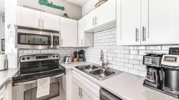 Frigorifero, microonde, forno, piano cottura