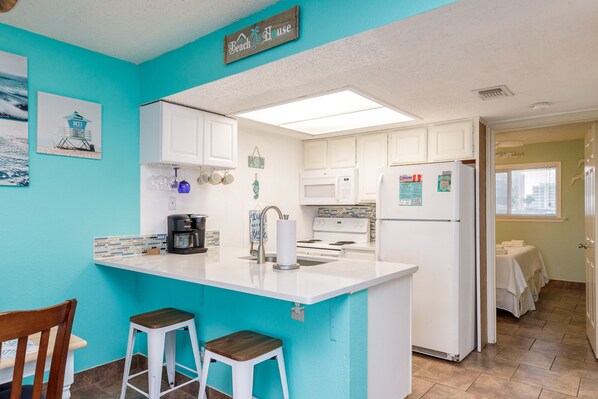 Réfrigérateur, four à micro-ondes, un four, surface de cuisson