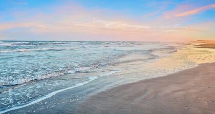 Beachside End Corner Condo with Pool, Hot Tub & Dune Views