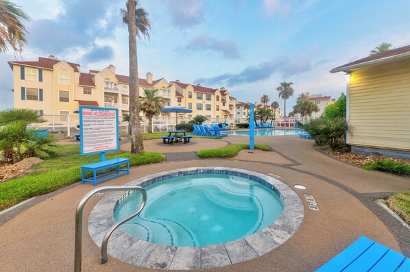 A heated pool, sun loungers - First Floor Poolside Retreat with Pond Views and One Block from the Beach (Corpus Christi)
