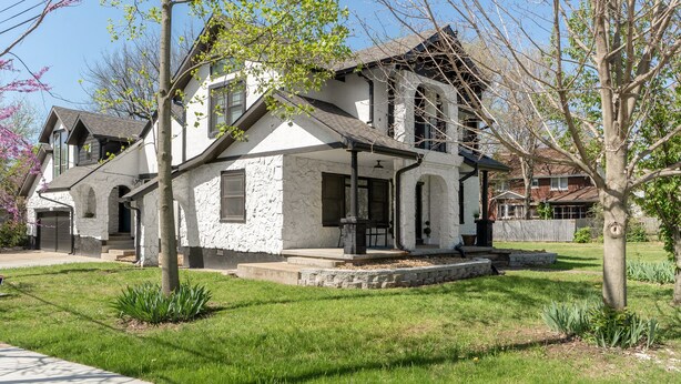 A two-story house with a stone facade, a front porch, and a well-maintained lawn. - 6 bedroom Large house in Pickwick district Springfield Near MSU (Springfield)