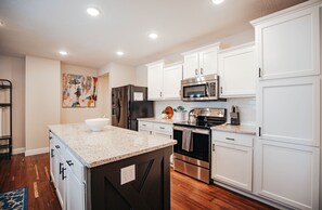 Fridge, microwave, oven, stovetop - 6 bedroom Large house in Pickwick district Springfield Near MSU (Springfield)