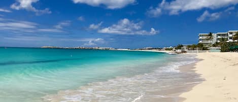 Nära stranden, solstolar och strandhanddukar