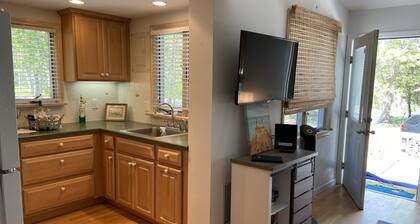 Contemporary Beach Cottage - Walk to Bay, Minutes from Ocean