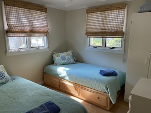 2 bedrooms, free WiFi, bed sheets - Contemporary Beach Cottage - Walk to Bay, Minutes from Ocean (Hampton Bays)