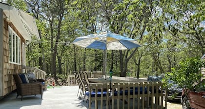 Contemporary Beach Cottage - Walk to Bay, Minutes from Ocean