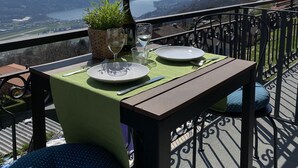 Mesa para dos con vistas a montañas y un lago.