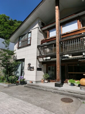 Exterior detail - Futamata Onsen Ryokan Fujiya (Ten-ei)