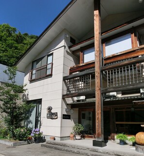 Exterior detail - Futamata Onsen Ryokan Fujiya (Ten-ei)