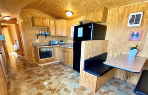 Keittoastiat/astiat/ruokailuvälineet