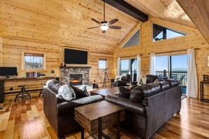 Smart TV, chimenea, futbolito y libros