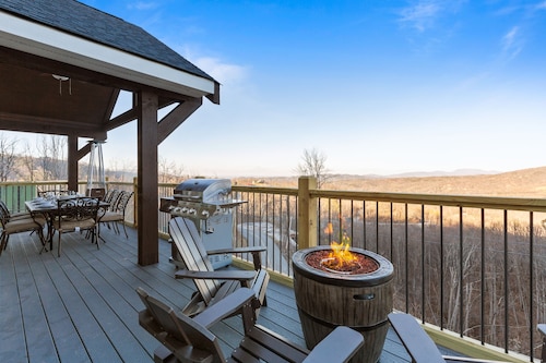 Chalet Village Cabin! 3 King Suites, Hot Tub, INSANE Views & Fire Pit