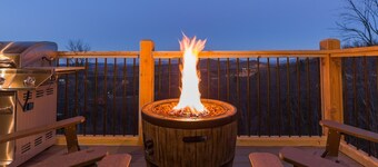 Chalet Village Cabin! 3 King Suites, Hot Tub, INSANE Views & Fire Pit
