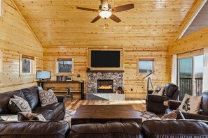 Smart TV, chimenea, futbolito y libros