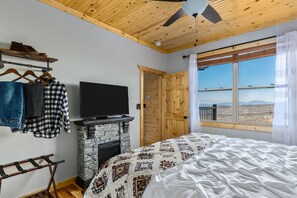 3 bedrooms, desk, iron/ironing board, travel crib