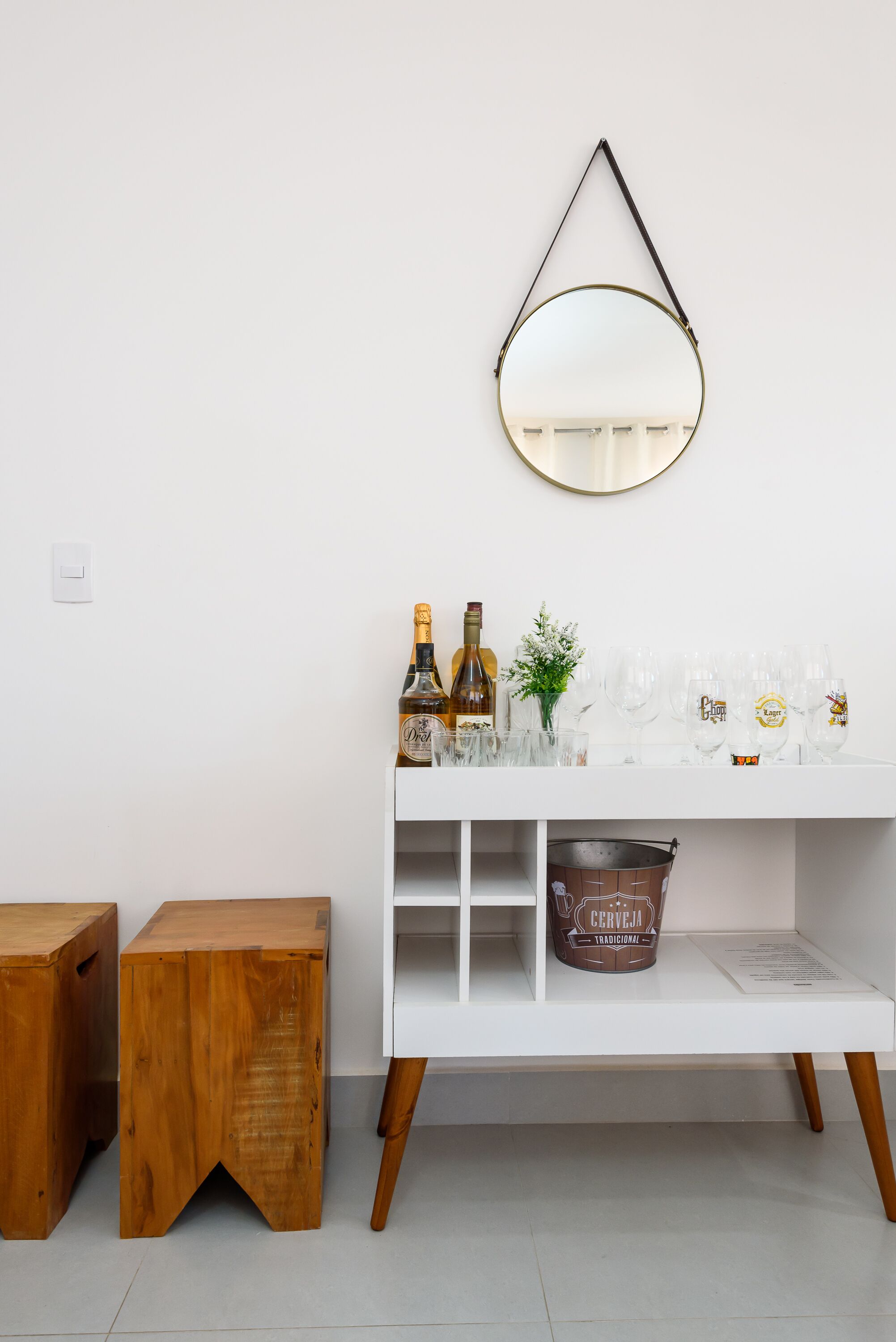 Vila standard | Sala de estar | TV de tela plana