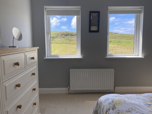 4 bedrooms, iron/ironing board, internet, bed sheets