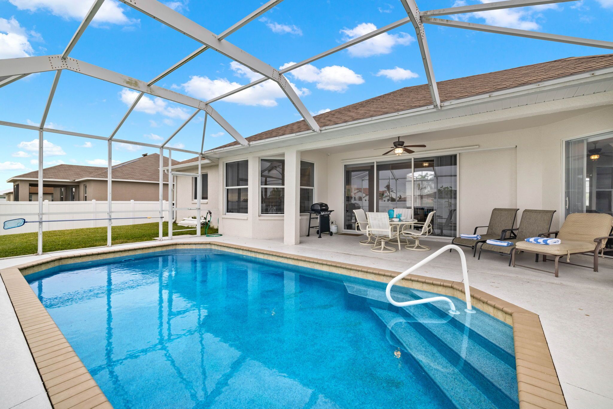 Quiet home w/fenced yard & pool table - Perfect for families w/pets! - Villa Grace