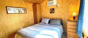 Mini Hunter Cabin - Tiny House near Medora, ND