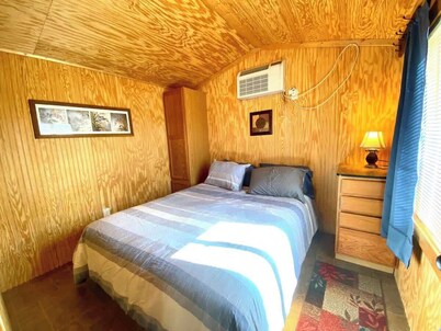 Mini Hunter Cabin - Tiny House near Medora, ND