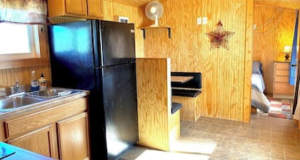 Mini Hunter Cabin - Tiny House near Medora, ND