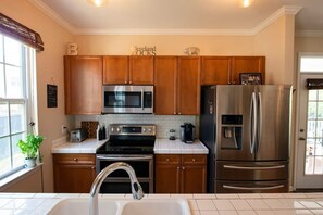 Fridge, microwave, stovetop, dishwasher