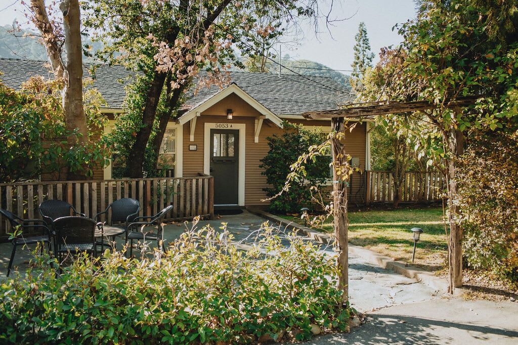 Bullion Street Cottages. El Capitan 1/2 BLOCK WALK TO ALL