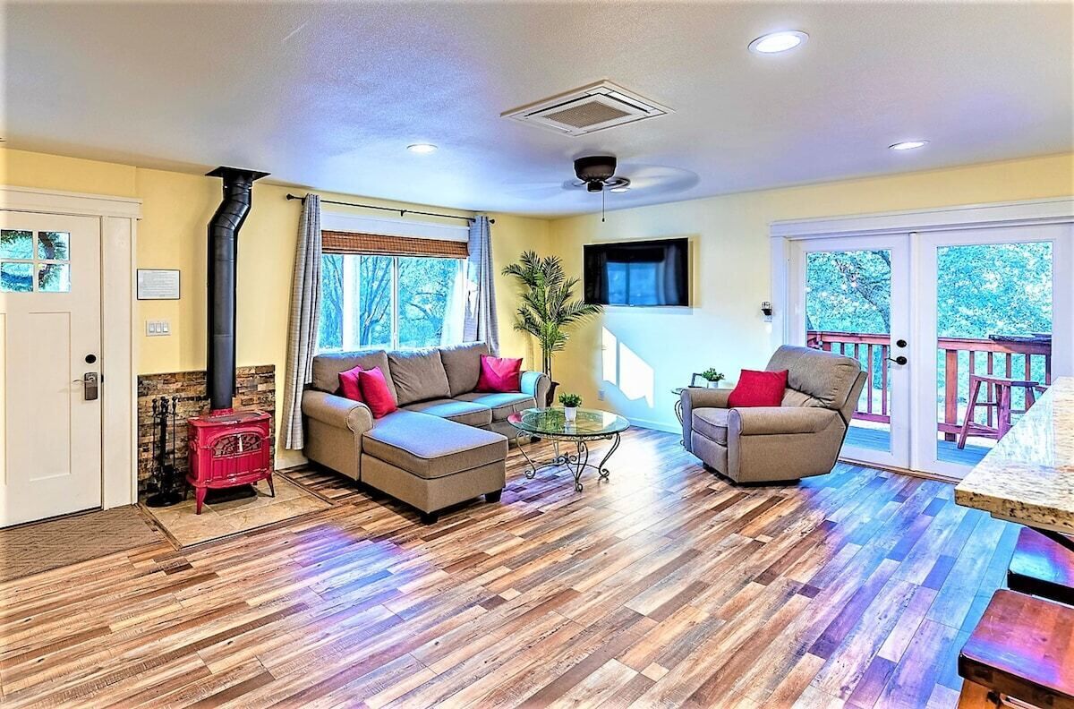 Cody's Comfy Cottage and Spa near Yosemite National Park