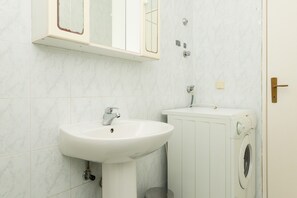 Douche, sèche-cheveux, serviettes fournies