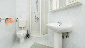 A bathroom with a toilet, sink, and shower. - Guesthouse Home Sweet Home - Standard One-Bedroom Apartment with Balcony (Dubrovnik)