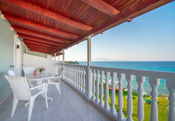Outdoor dining - Baywatch 7 right on the water (ZAKYNTHOS)