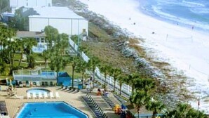 Un hotel frente a la playa con piscina, acceso directo a la orilla y vistas al océano.
