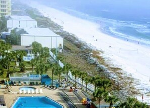 Una piscina al aire libre, una piscina climatizada