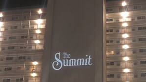 Un edificio con un cartel que dice "The Summit".
