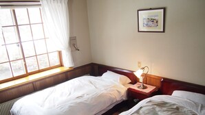 A hotel room with two beds, a window with curtains, a bedside lamp, and a framed picture on the wall. - Saizu Resort Hotel Urabandai (Kitashiobara)
