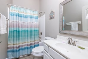 Combined shower/bathtub, hair dryer, towels