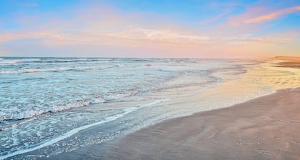 Cozy Beachfront Condo w/Heated Pool & Hot Tub, Steps from the Gulf of Mexico.