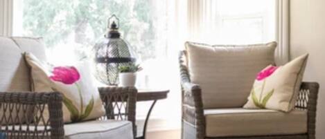 Fernseher, Kamin, DVD-Player, Bücher