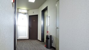 A hallway with a door labeled '305', a trash bin, and a fire extinguisher. - Business Hotel Sankai (Obama)