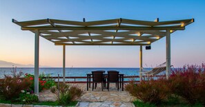 Outdoor dining - Baywatch 9 right on the water (ZAKYNTHOS)