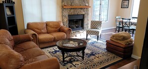 Smart TV, fireplace, video games, ping pong - Only Private POOL in Massanutten! Large Comfy Home. Your fun starts HERE. (McGaheysville)