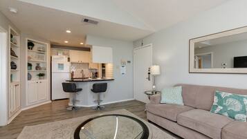 Televisie, een dvd-speler en een kantoor