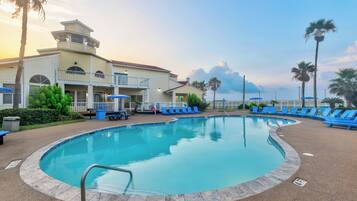 Een verwarmd zwembad