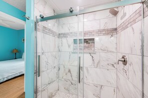 Combined shower/bathtub, hair dryer, towels, shampoo