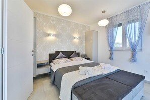 3 bedrooms, iron/ironing board, free WiFi, bed sheets