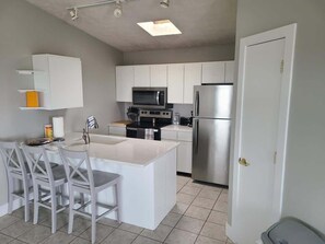 Jääkaappi, keittoastiat/astiat/ruokailuvälineet